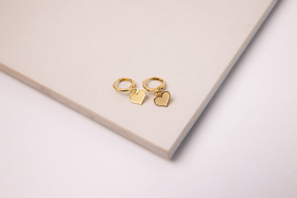 Add a touch of love to your everyday look with these Hoops Earrings with Hearts Gold Filled 18K.