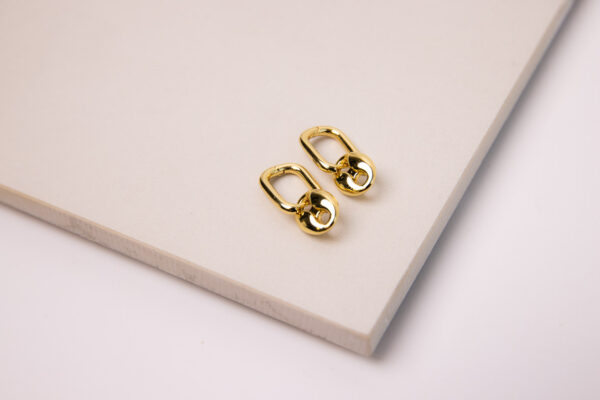 Make a nautical statement with these Gold-Filled 18K Mariner Link Earrings.