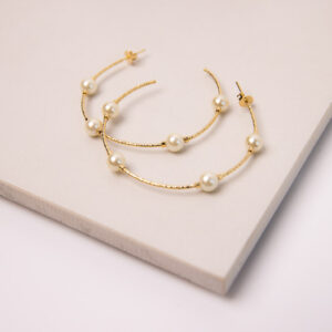 These Hoops Rips Earrings with Pearls Gold Filled 18K marry modern and classic designs that are sure to turn heads