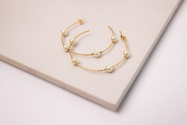 These Hoops Rips Earrings with Pearls Gold Filled 18K marry modern and classic designs that are sure to turn heads